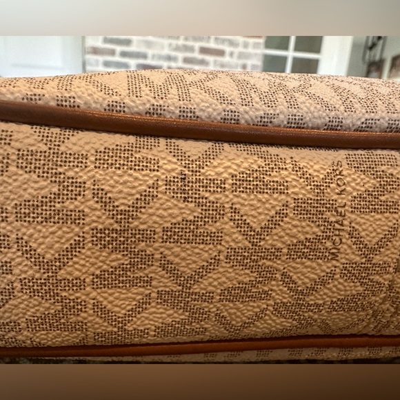 Michael Kors Cream and Tan Crossbody Bag - Picture 5 of 10